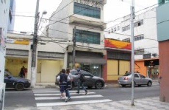 Comerciantes querem novo semáforo no centro
