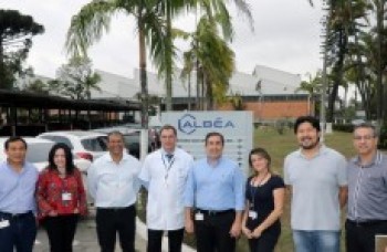 Marcus Melo visita produção da Albéa