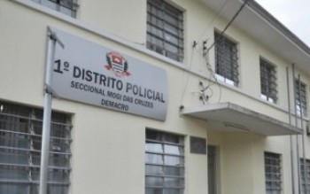 Casal furta peças de carne de mercado