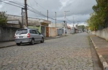 Bandidos roubam casa e atiram contra as vítimas