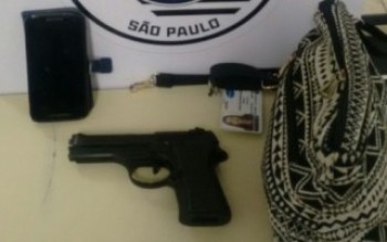 Homem é preso com arma falsa em Mogi