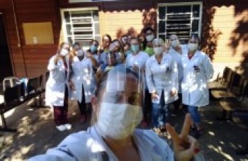 Artesã doa máscaras para Saúde