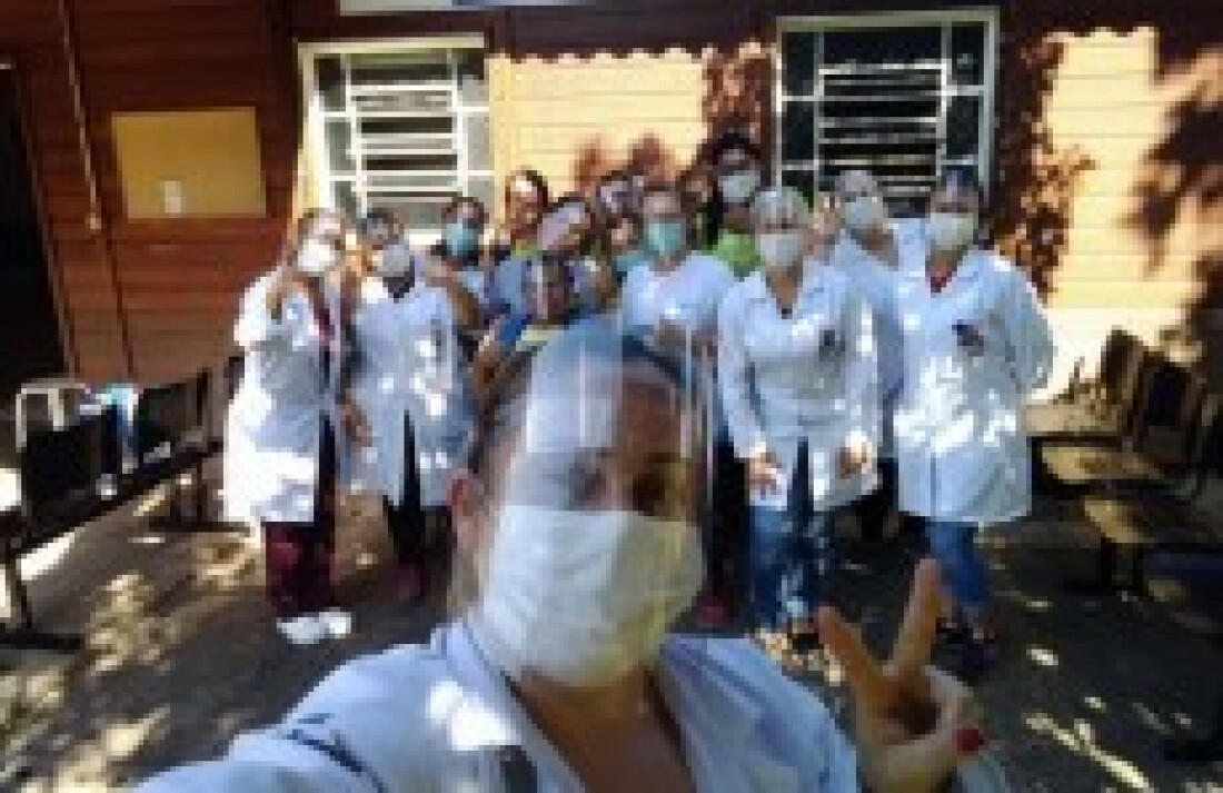 Artesã doa máscaras para Saúde