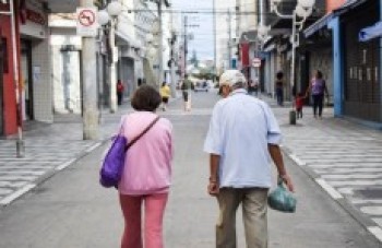Aglomerações e cultos continuam na quarentena