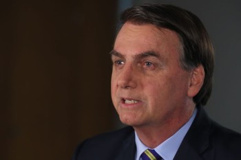 Bolsonaro volta a citar OMS e é alvo de panelaço
