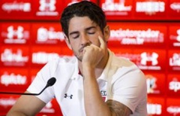 São Paulo aposta em Pato para bater Flamengo fora de casa e aliviar crise