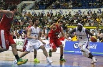 Mogi/Helbor joga mal e perde para o Paulistano