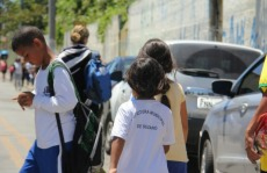Entrega de material escolar e uniforme muda em Suzano