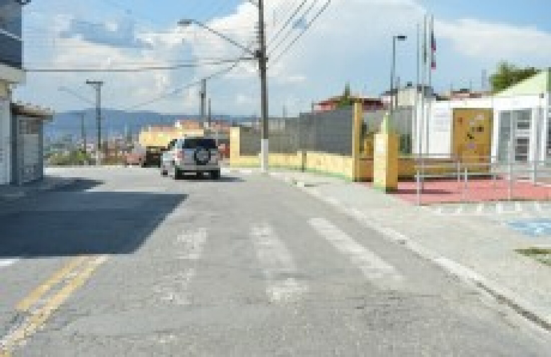 Moradores do Jardim Camila pedem reforço na pintura de uma faixa de pedestres