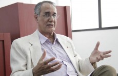 Suami Azevedo lança livro de poemas no Centro Cultural