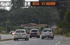 tráfego intenso na Mogi-Bertioga