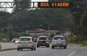 tráfego intenso na Mogi-Bertioga