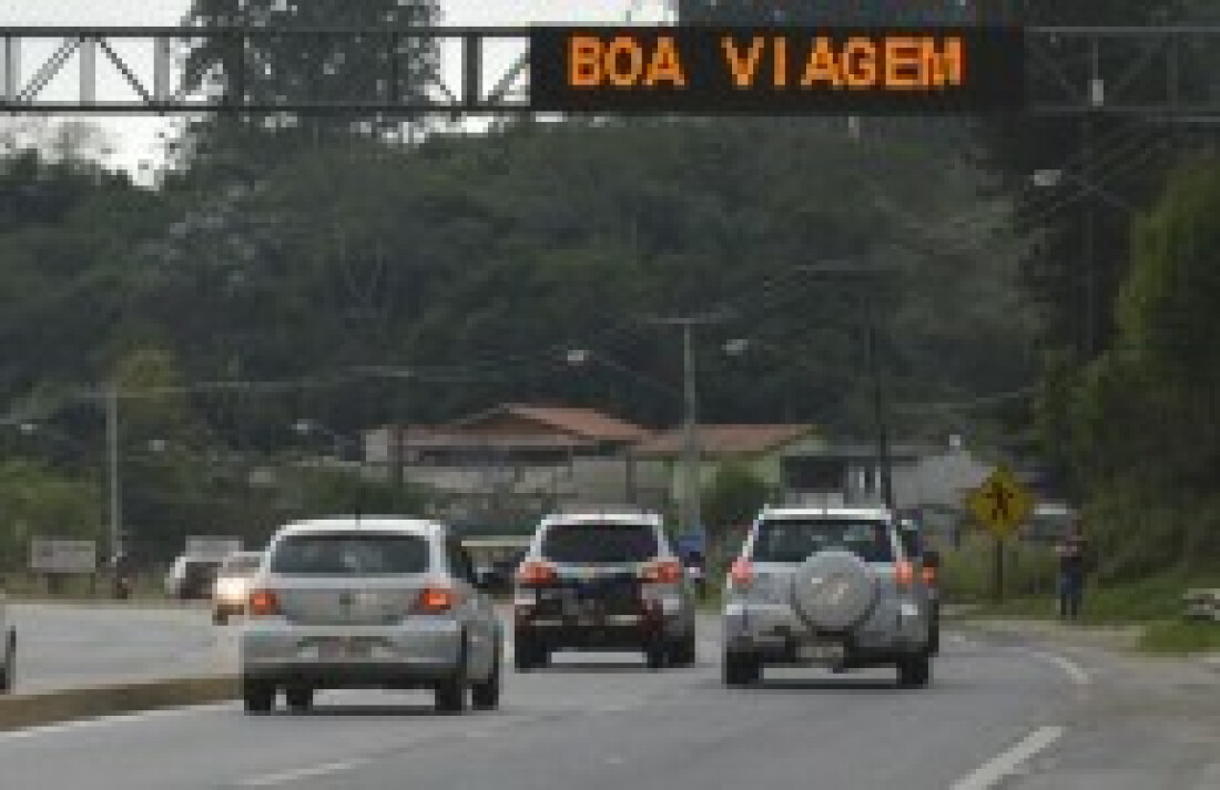 tráfego intenso na Mogi-Bertioga