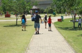 População curte dia de sol em parques