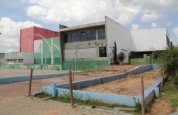 Renatinho pede informações sobre construções inacabadas