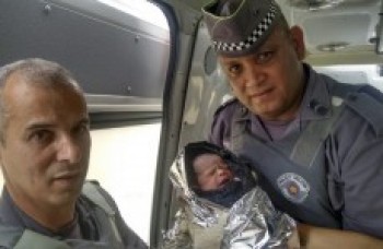 Policiais realizam parto no pátio do dp: