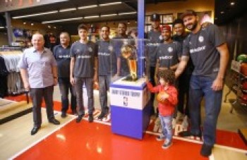 Equipe prestigia loja da NBA Store no shopping