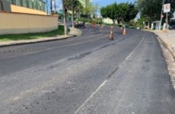 Asfalto na avenida Ezelino da Glória é danificado