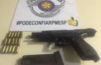 Policiais encontram arma de uso exclusivo