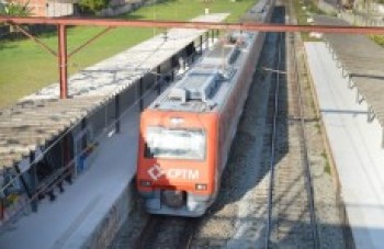 Plataforma interditada na Braz Cubas irrita usuários