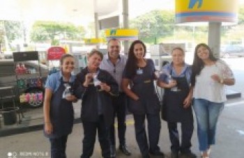 Frente Empresarial distribui kits de beleza às mulheres