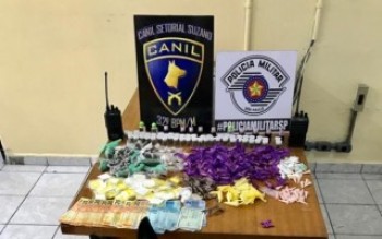 Cães da PM localizam um quilo de droga