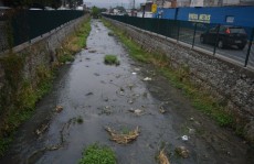 Lixo em córrego é problema há anos