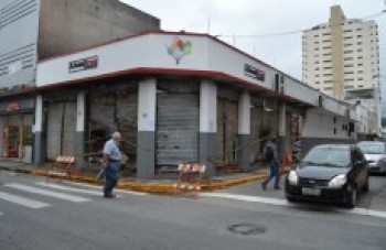 Incêndio destrói loja tradicional de produtos descartáveis em Mogi