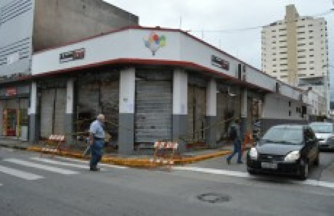 Incêndio destrói loja tradicional de produtos descartáveis em Mogi