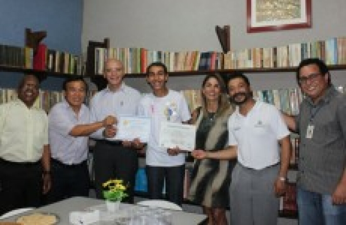 Alunos da AMOA recebem certificados do Time do Emprego