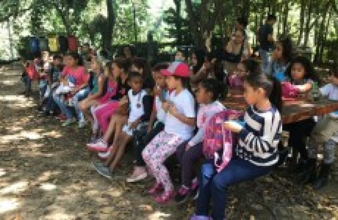 Crianças fazem visita a zoológico de Guarulhos