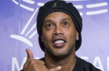 Juiz mantém Ronaldinho preso por temer fuga