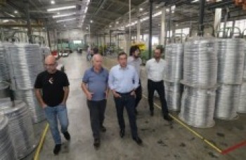 Marcus Melo faz visita a empresa em Jundiapeba