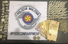 PM apreende drogas e prende foragidos