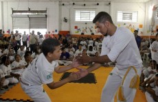 Alunos de capoeira recebem graduação
