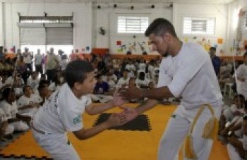 Alunos de capoeira recebem graduação