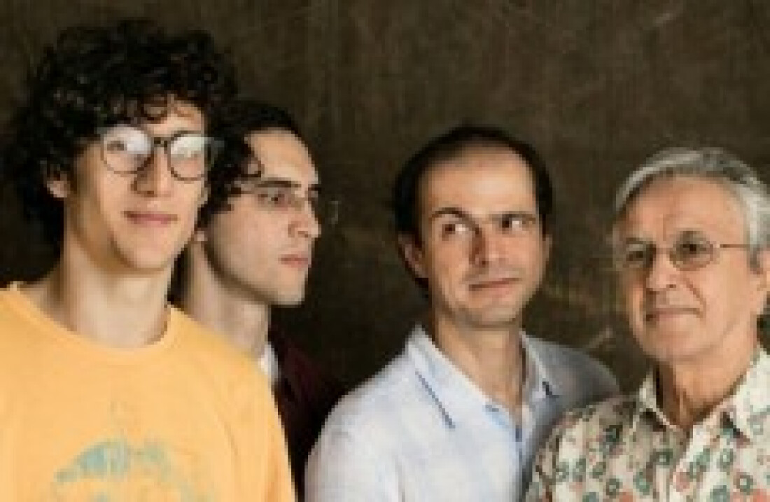 Caetano Veloso em parceria com os filhos