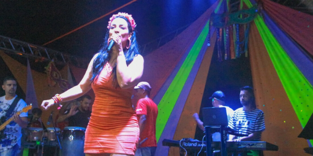 Baile de Carnaval anima noites do parque aquático Magic City