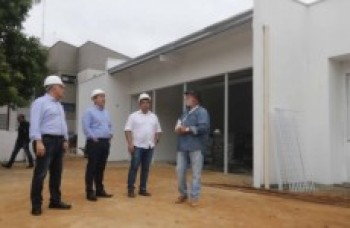 Marcus Melo vistoria obras de nova creche