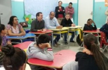 Jarbas prestigia apresentação de trabalho escolar