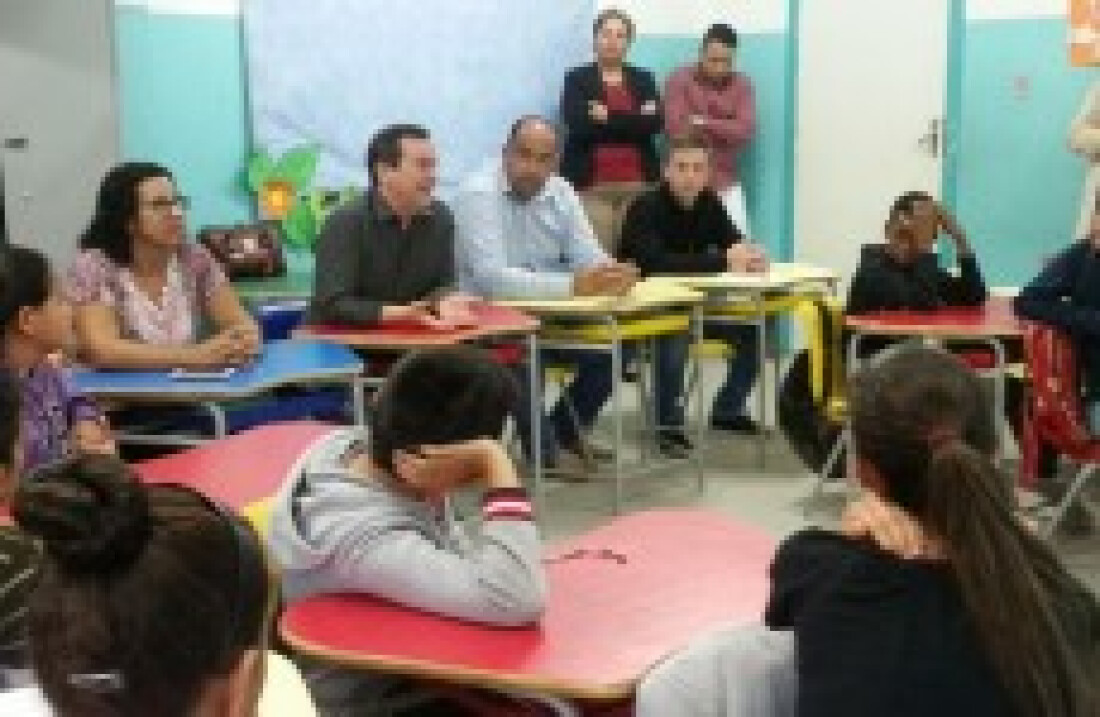 Jarbas prestigia apresentação de trabalho escolar