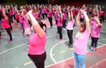 Aula de dança arrecada 380 lenços para mulheres