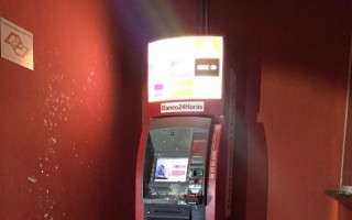 Gate tira dinamite de caixa eletrônico