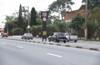 Lombada eletrônica volta a fiscalizar velocidade na Prudente de Moraes