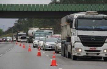 Quase 700 mil carros circulam pela região durante o feriadão