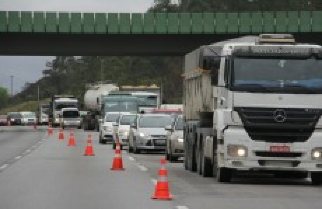 Quase 700 mil carros circulam pela região durante o feriadão