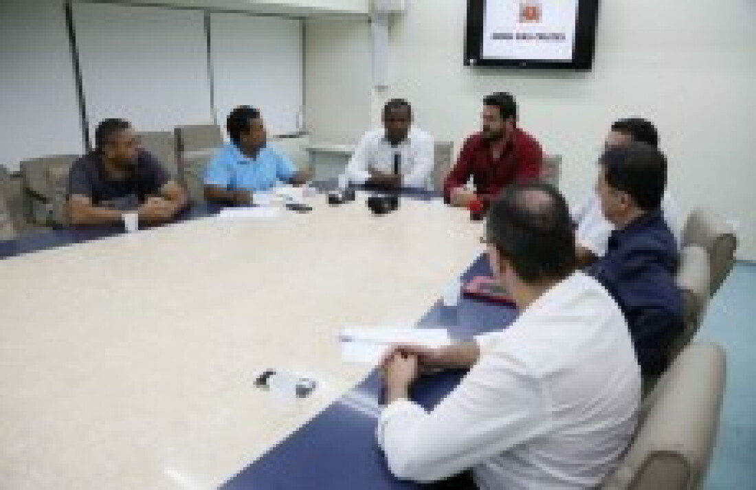 Taxistas cobram novamente fiscalização dos aplicativos