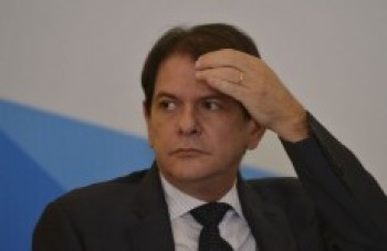 Senador Cid Gomes é vítima de dois tiros
