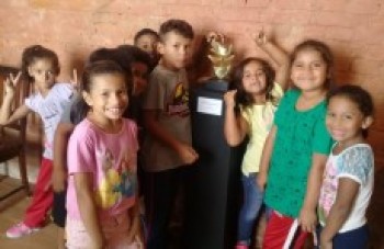 crianças visitam museu em Arujá