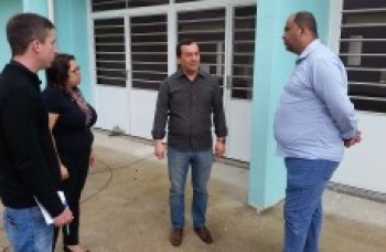 Prefeito vistoria obras de creche em Biritiba